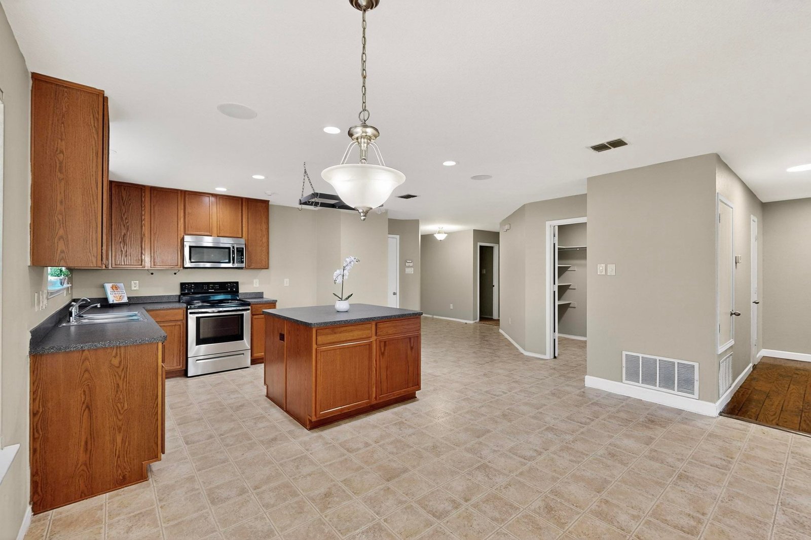 15-3D-Casas-2114-Cypress-Way-11152025_071540